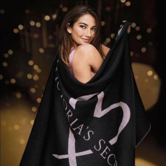 Victoria's Secret | Black & Pink 2017 Heart Fringe Throw Blanket - Picture 4 of 4
